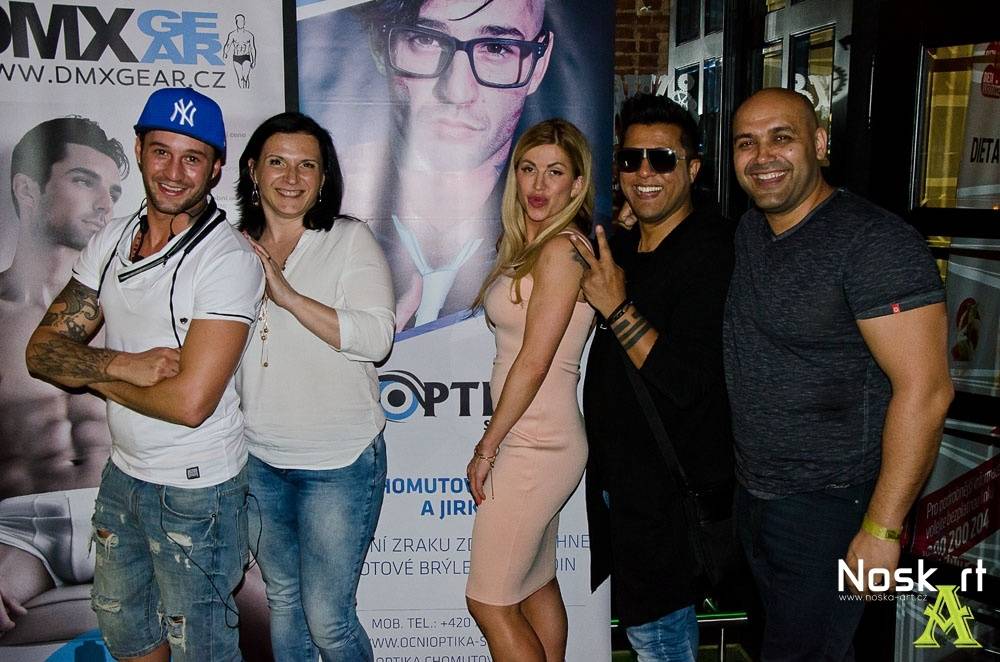 Party v Praze: Sámer Issa, Martina Balogová, Leona Gyöngyosi a Jan Bendig