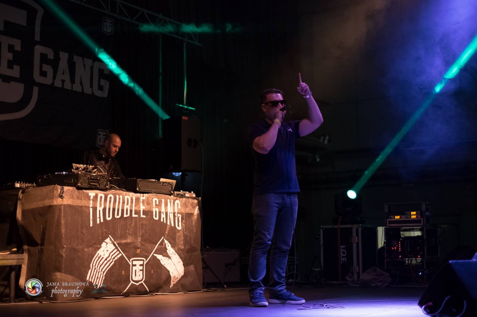 Marpo a Troublegang v Plzni: skákající fanoušci, přetlačování s ochrankou a divoká show