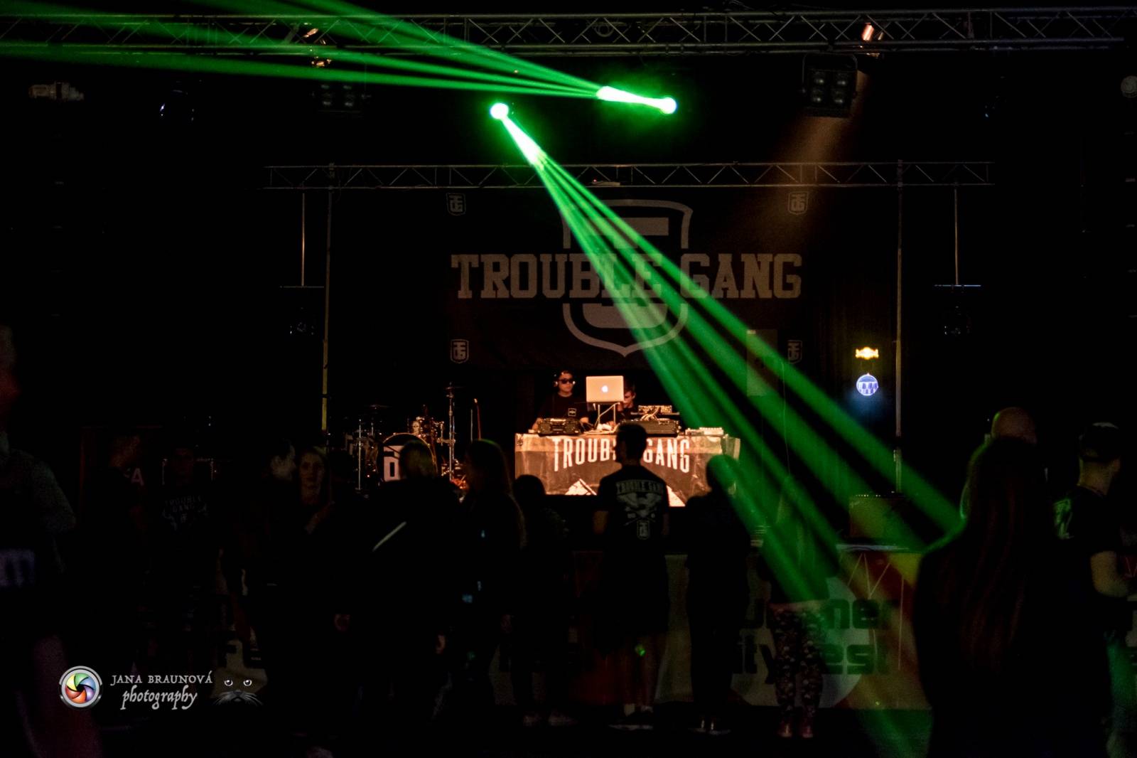 Marpo a Troublegang v Plzni: skákající fanoušci, přetlačování s ochrankou a divoká show