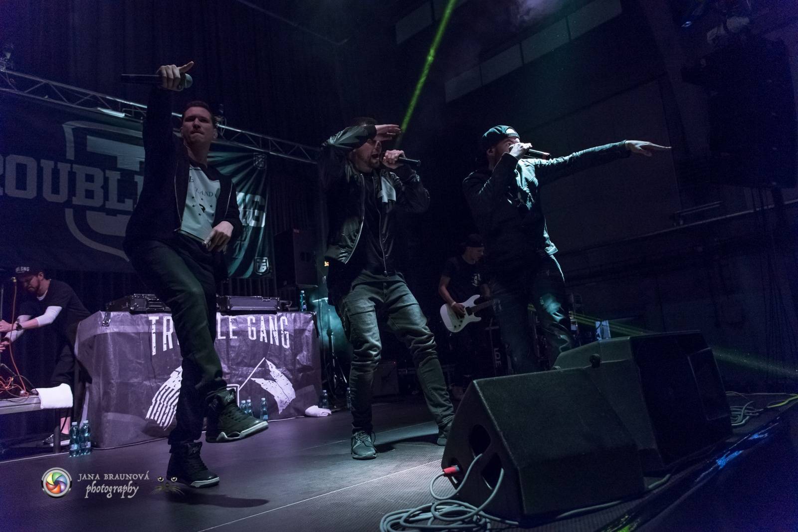 Marpo a Troublegang v Plzni: skákající fanoušci, přetlačování s ochrankou a divoká show