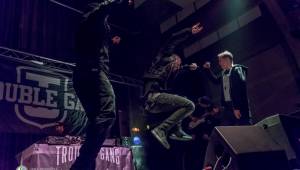 Marpo a Troublegang v Plzni: skákající fanoušci, přetlačování s ochrankou a divoká show