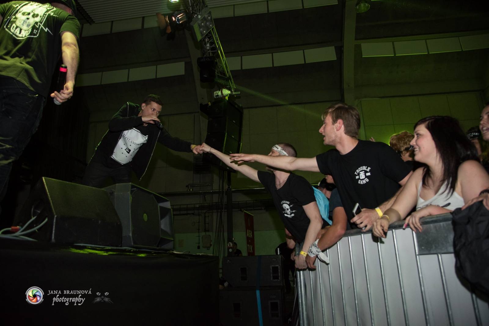 Marpo a Troublegang v Plzni: skákající fanoušci, přetlačování s ochrankou a divoká show