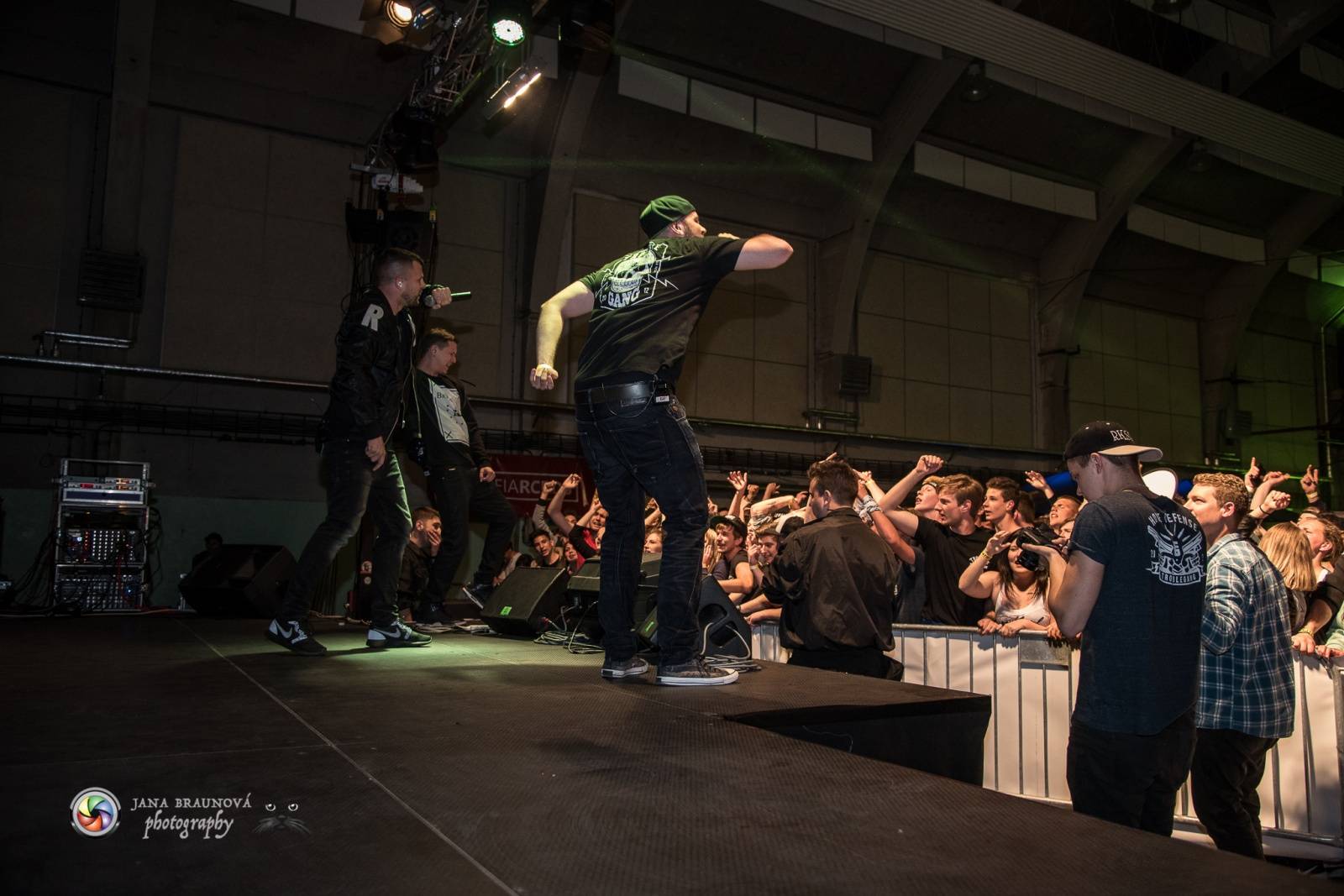 Marpo a Troublegang v Plzni: skákající fanoušci, přetlačování s ochrankou a divoká show