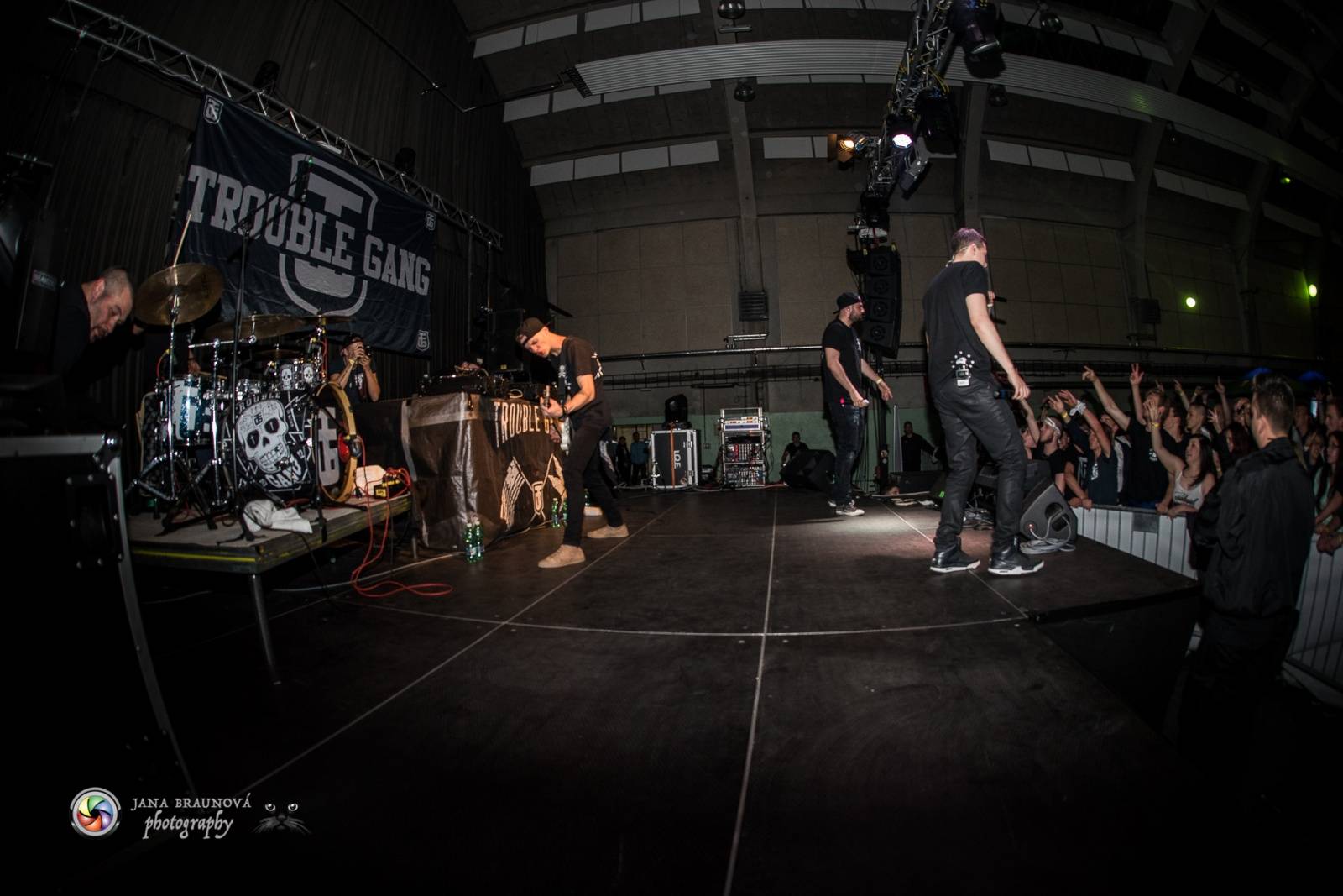 Marpo a Troublegang v Plzni: skákající fanoušci, přetlačování s ochrankou a divoká show