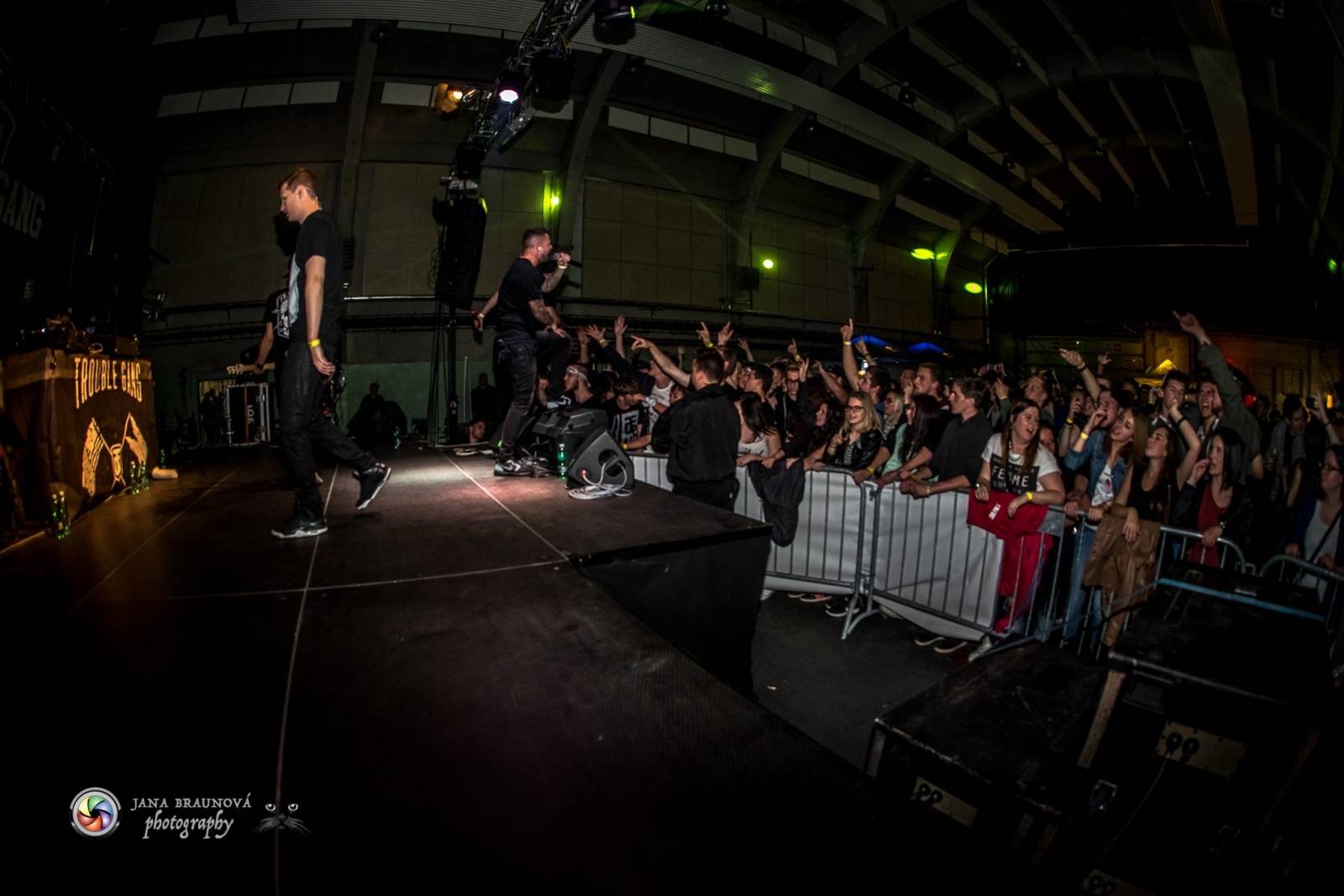 Marpo a Troublegang v Plzni: skákající fanoušci, přetlačování s ochrankou a divoká show