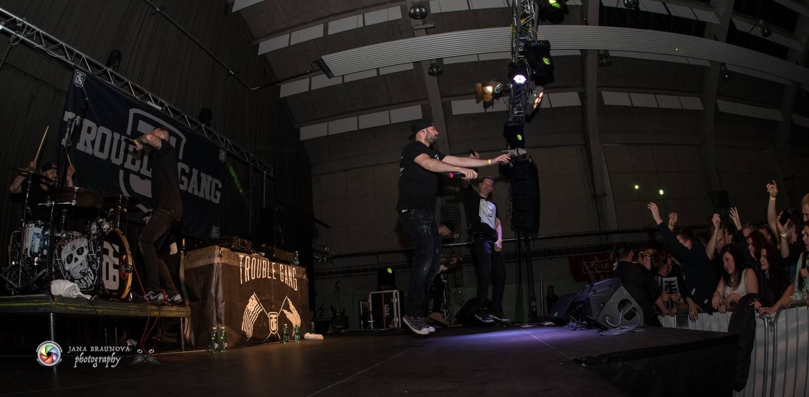 Marpo a Troublegang v Plzni: skákající fanoušci, přetlačování s ochrankou a divoká show