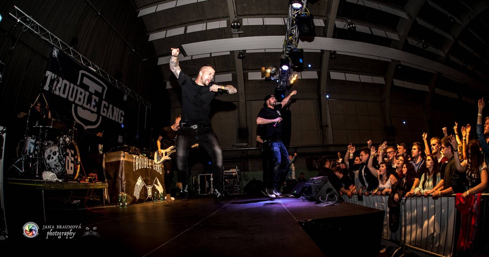 Marpo a Troublegang v Plzni: skákající fanoušci, přetlačování s ochrankou a divoká show