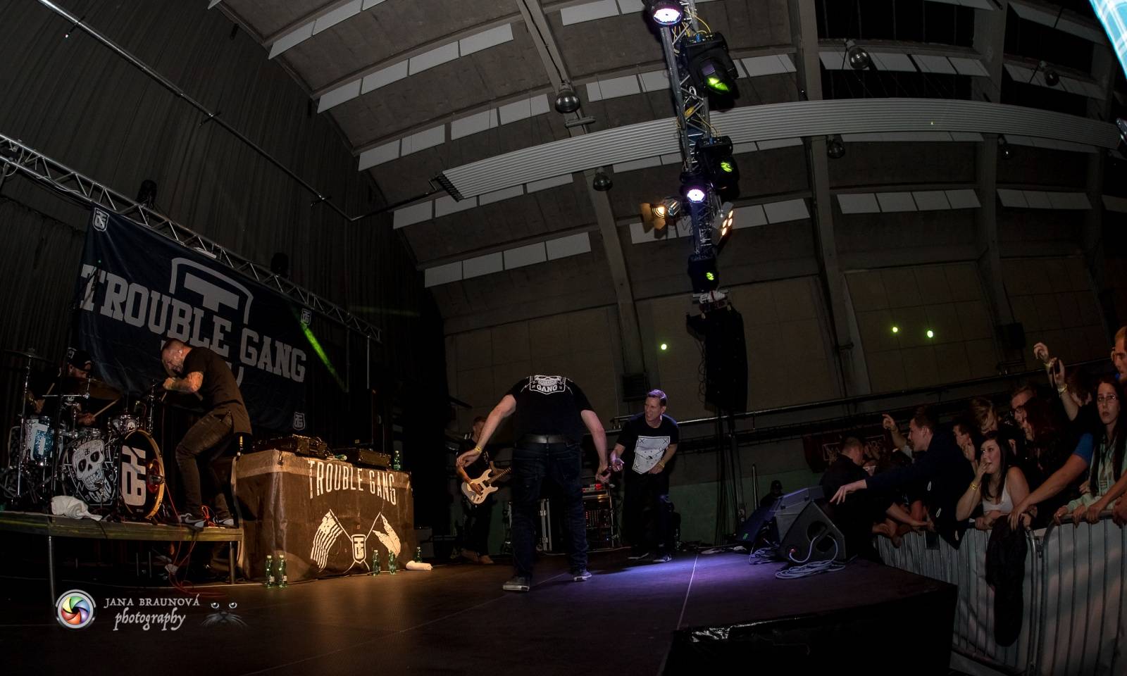 Marpo a Troublegang v Plzni: skákající fanoušci, přetlačování s ochrankou a divoká show