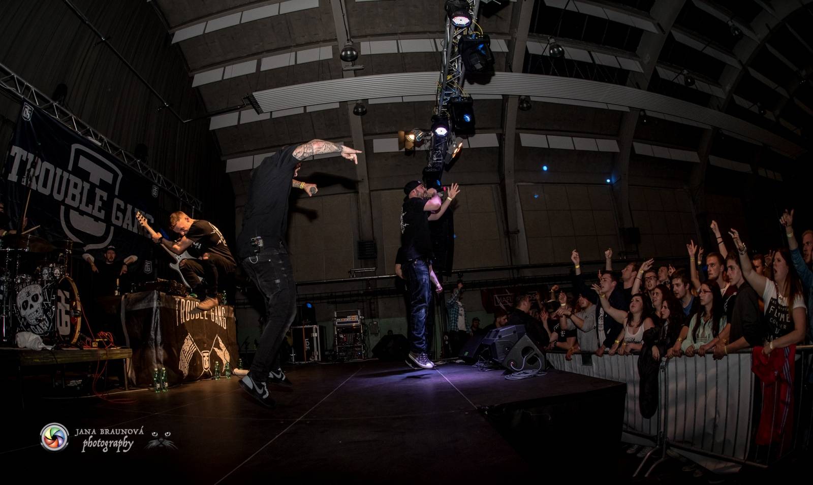 Marpo a Troublegang v Plzni: skákající fanoušci, přetlačování s ochrankou a divoká show