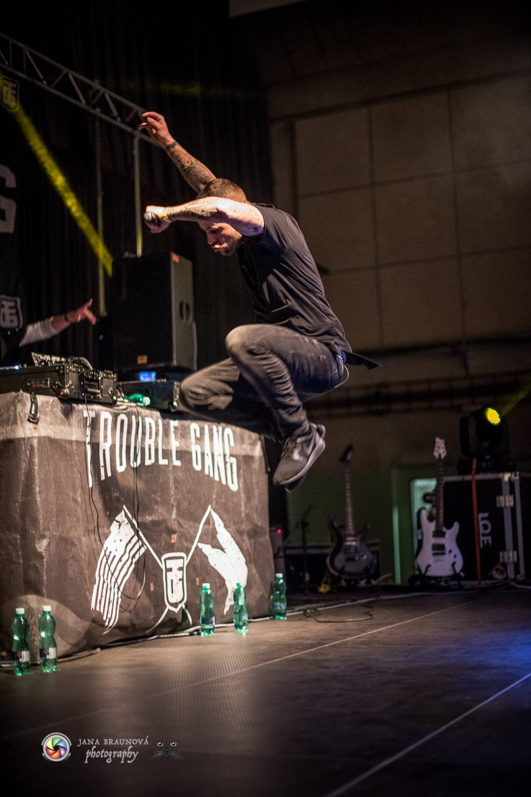 Marpo a Troublegang v Plzni: skákající fanoušci, přetlačování s ochrankou a divoká show