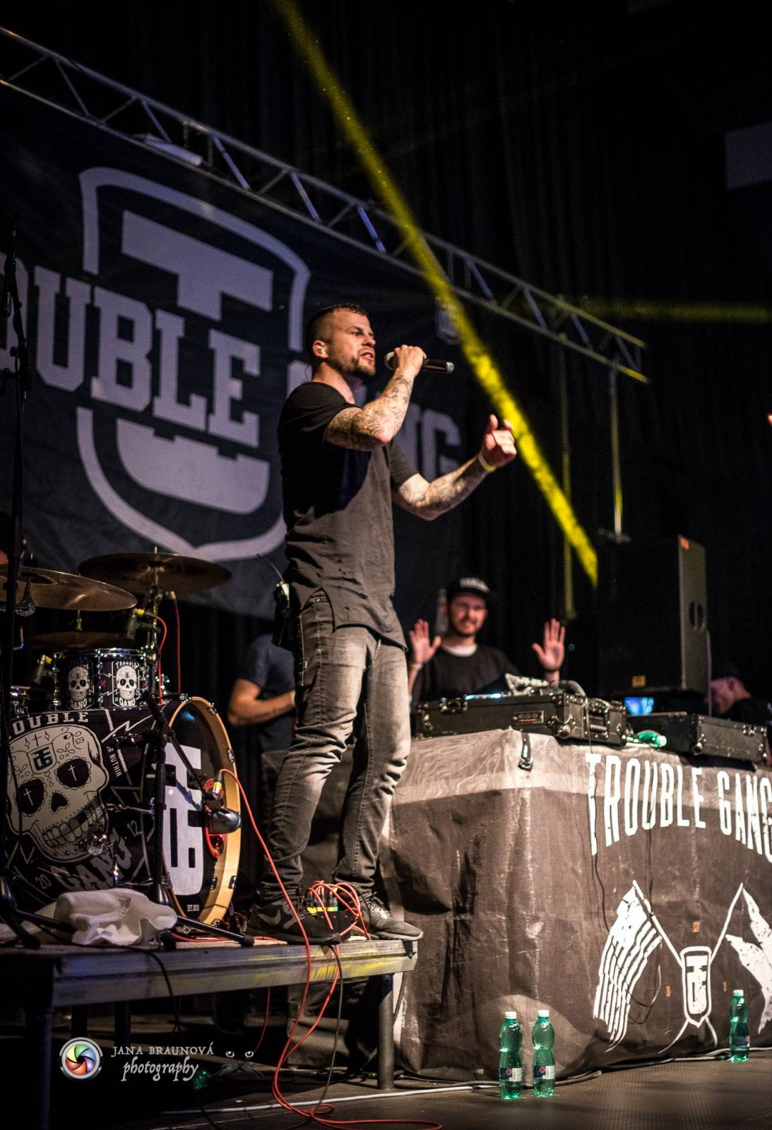 Marpo a Troublegang v Plzni: skákající fanoušci, přetlačování s ochrankou a divoká show