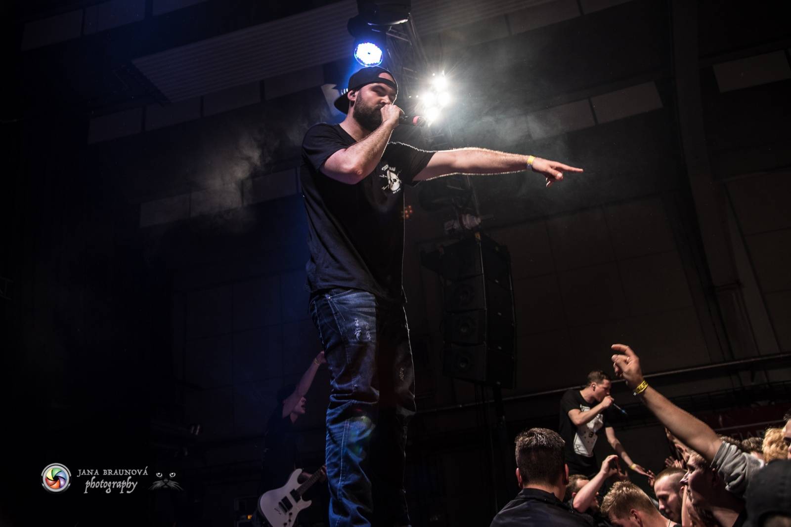 Marpo a Troublegang v Plzni: skákající fanoušci, přetlačování s ochrankou a divoká show