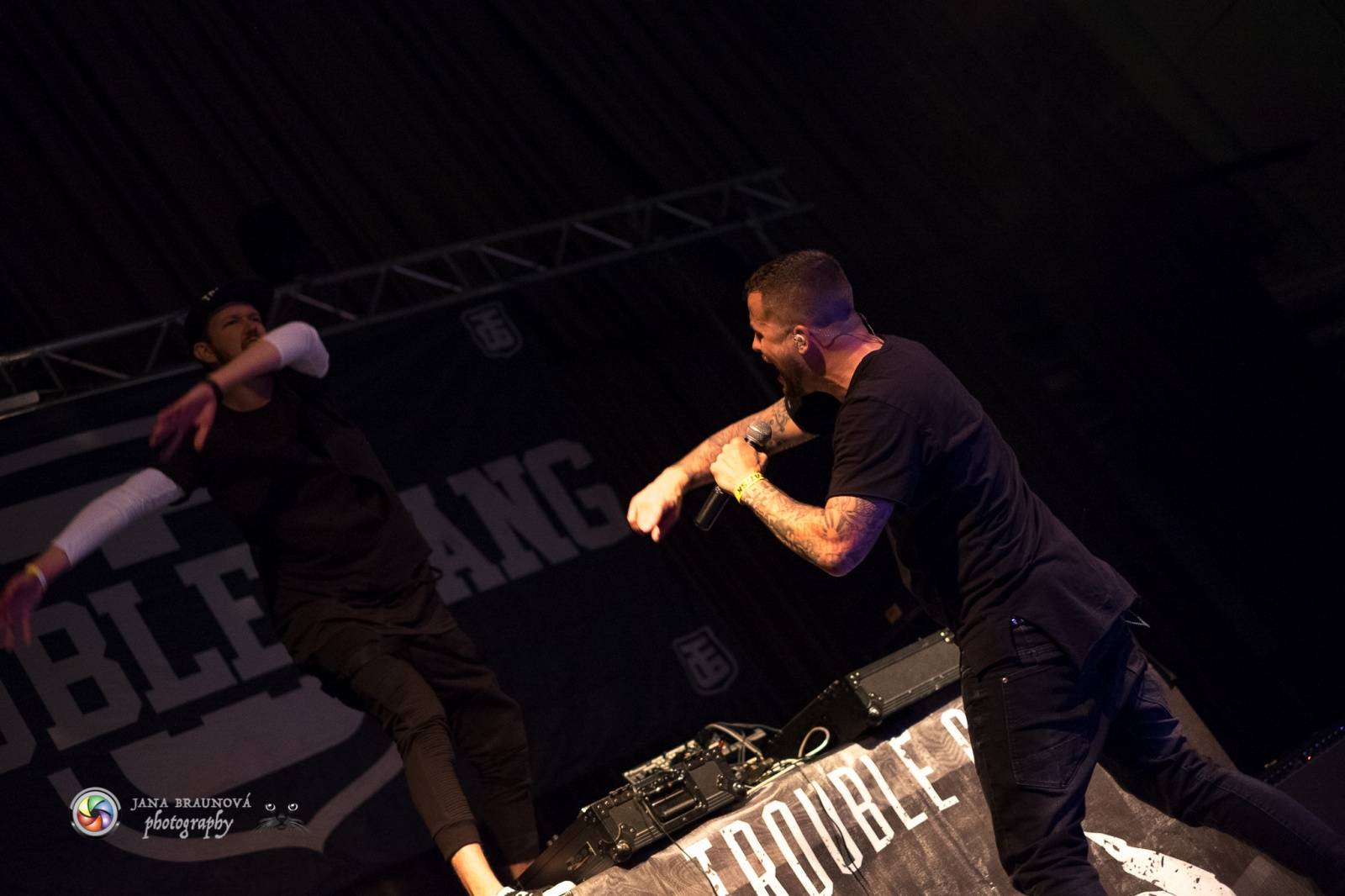 Marpo a Troublegang v Plzni: skákající fanoušci, přetlačování s ochrankou a divoká show