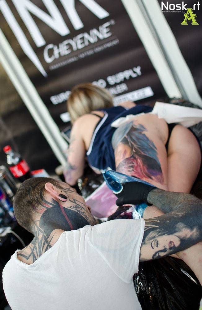 Tattoo Convention v Praze: Krásné ženy a mistři tetování