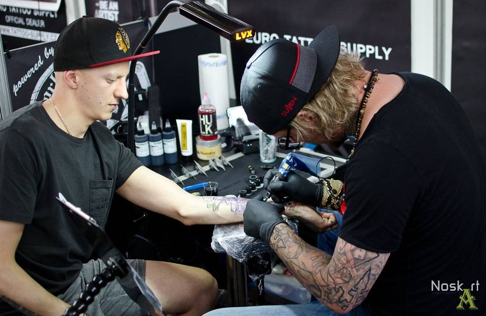 Tattoo Convention v Praze: Krásné ženy a mistři tetování