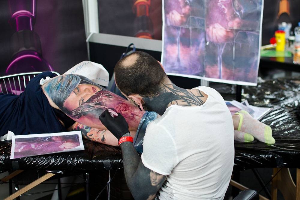 Tattoo Convention v Praze: Krásné ženy a mistři tetování