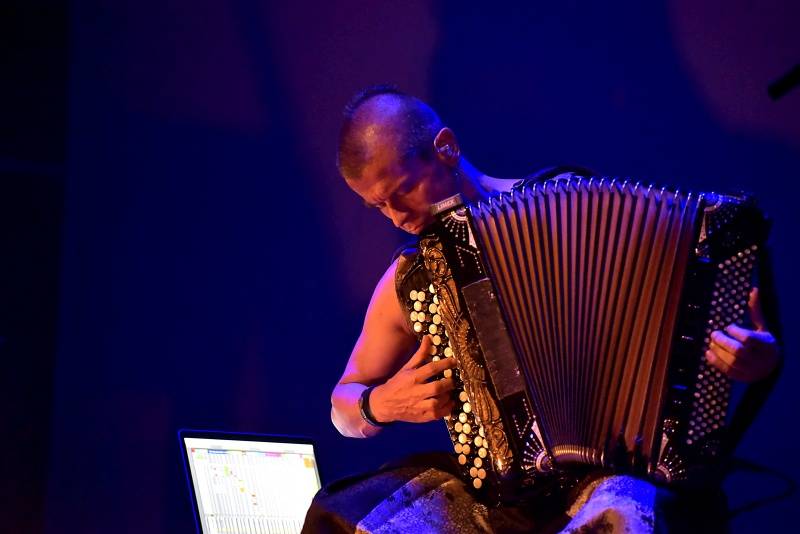 Kimmo Pohjonen Skin, zvaný Jimi Hendrix akordeonu, vystoupil v Praze se svými dcerami