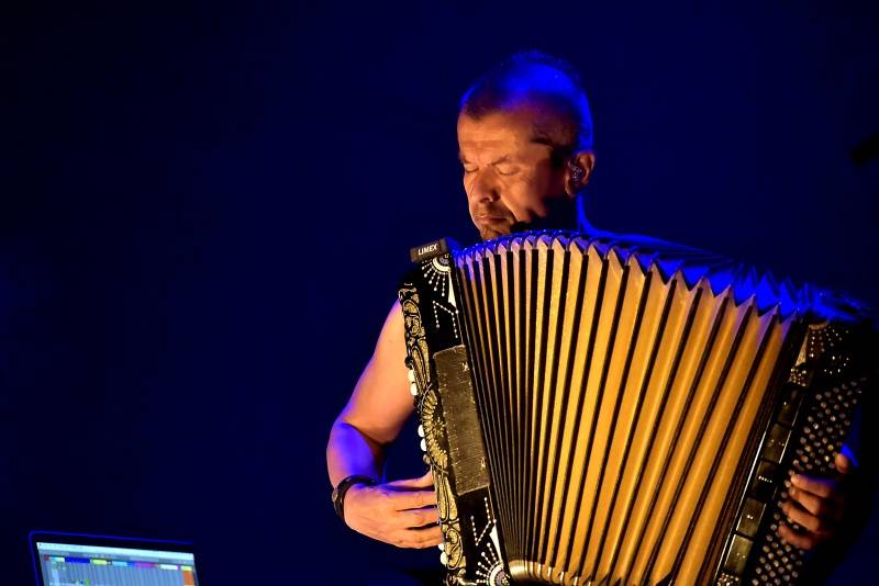 Kimmo Pohjonen Skin, zvaný Jimi Hendrix akordeonu, vystoupil v Praze se svými dcerami