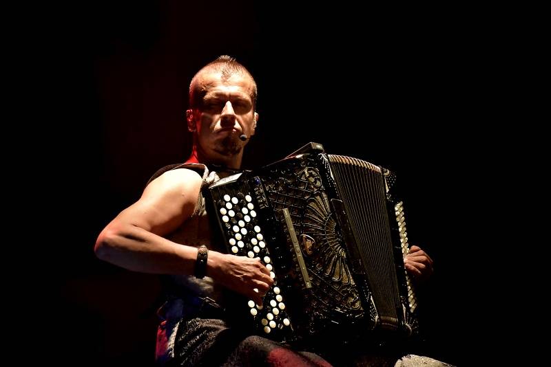 Kimmo Pohjonen Skin, zvaný Jimi Hendrix akordeonu, vystoupil v Praze se svými dcerami