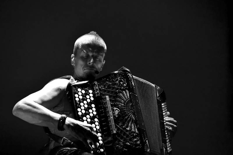 Kimmo Pohjonen Skin, zvaný Jimi Hendrix akordeonu, vystoupil v Praze se svými dcerami