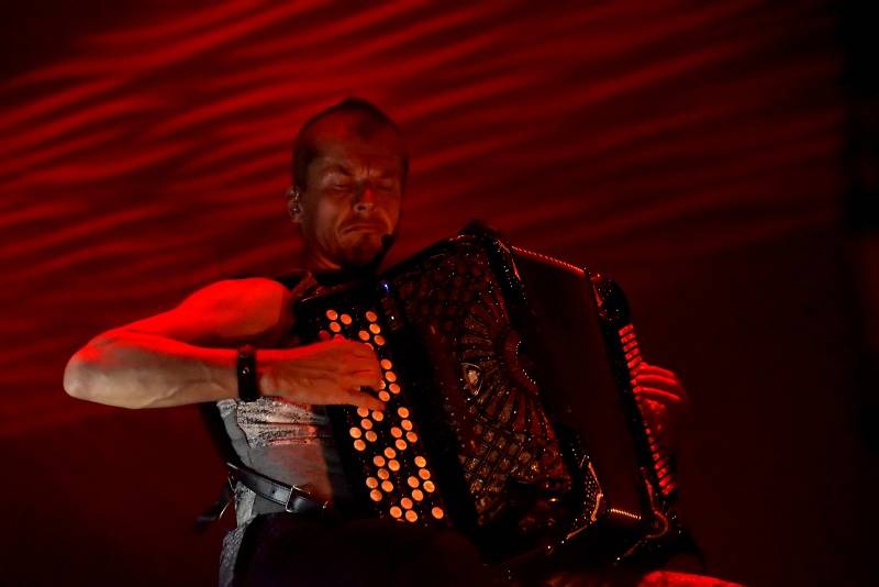 Kimmo Pohjonen Skin, zvaný Jimi Hendrix akordeonu, vystoupil v Praze se svými dcerami