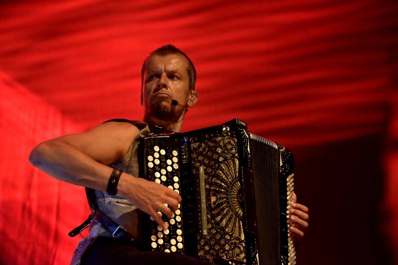 Kimmo Pohjonen Skin, zvaný Jimi Hendrix akordeonu, vystoupil v Praze se svými dcerami