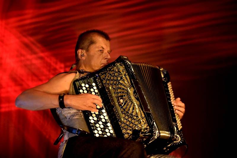 Kimmo Pohjonen Skin, zvaný Jimi Hendrix akordeonu, vystoupil v Praze se svými dcerami