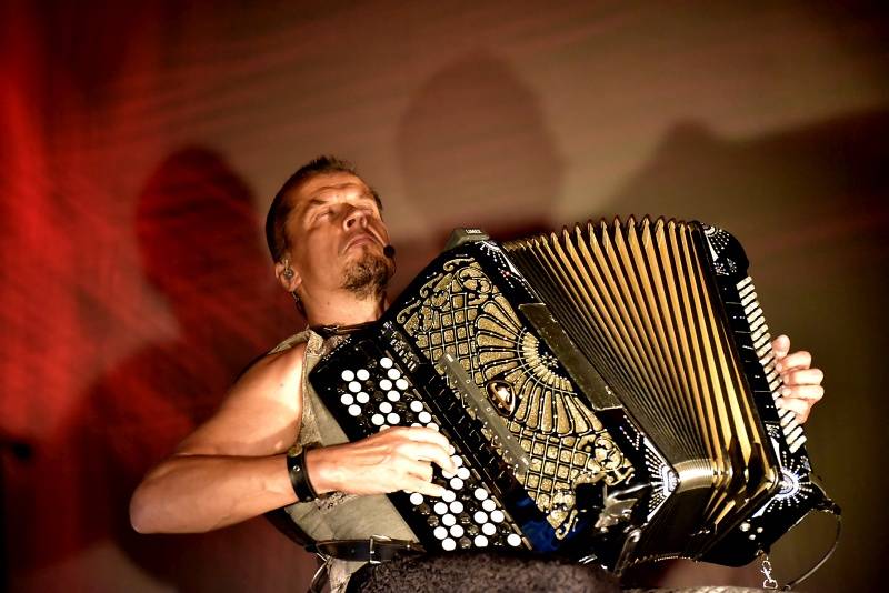 Kimmo Pohjonen Skin, zvaný Jimi Hendrix akordeonu, vystoupil v Praze se svými dcerami