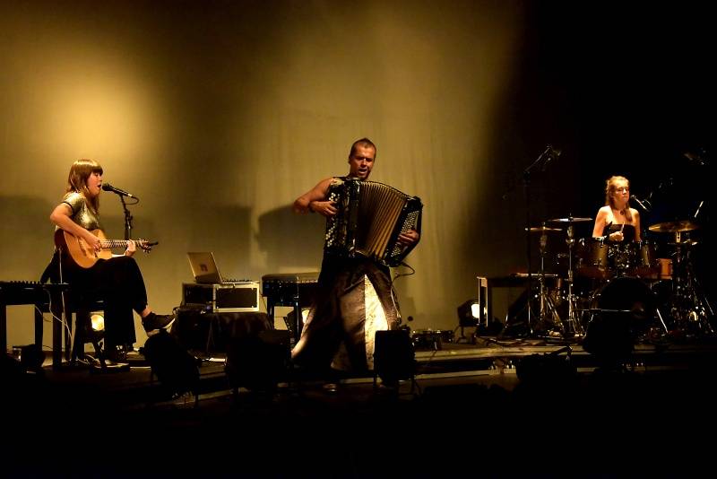 Kimmo Pohjonen Skin, zvaný Jimi Hendrix akordeonu, vystoupil v Praze se svými dcerami