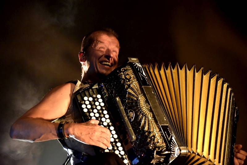 Kimmo Pohjonen Skin, zvaný Jimi Hendrix akordeonu, vystoupil v Praze se svými dcerami