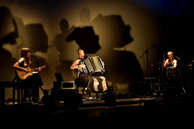 Kimmo Pohjonen Skin, zvaný Jimi Hendrix akordeonu, vystoupil v Praze se svými dcerami