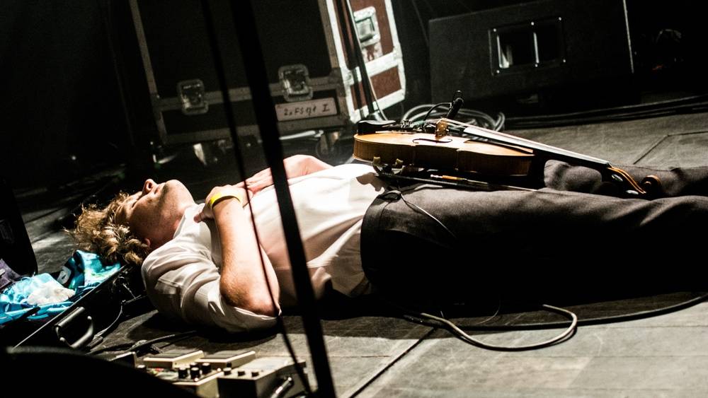 Zrní se vrátili v čase a vyslali hrdinu počítačový hry do světa