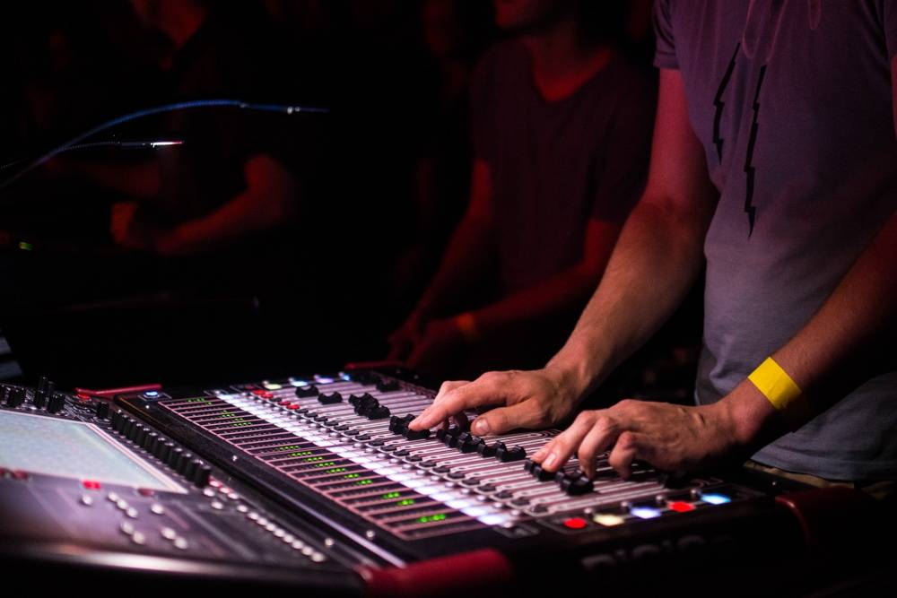 Zrní se vrátili v čase a vyslali hrdinu počítačový hry do světa