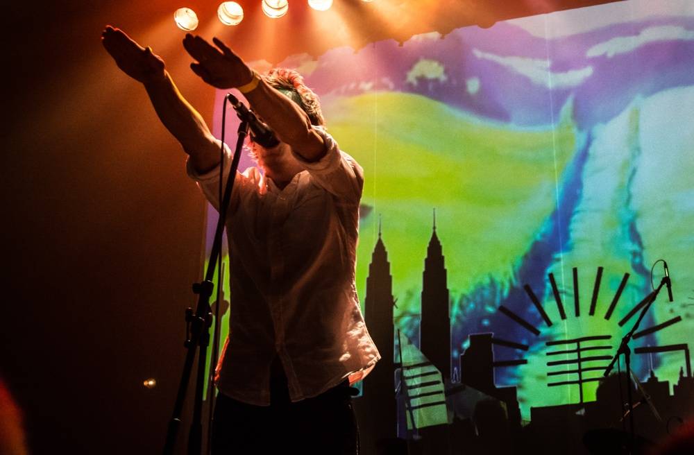 Zrní se vrátili v čase a vyslali hrdinu počítačový hry do světa