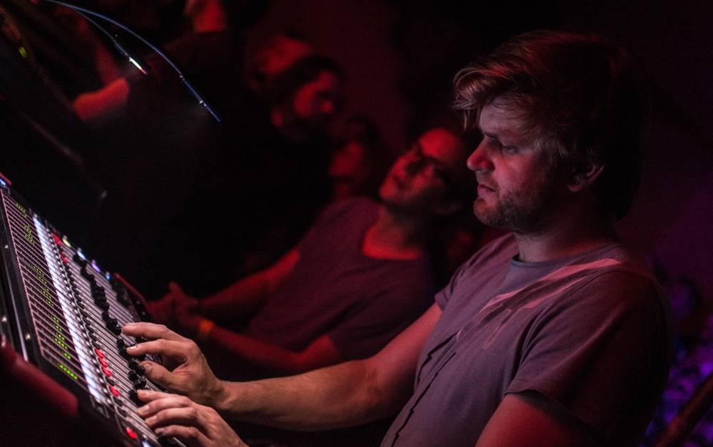 Zrní se vrátili v čase a vyslali hrdinu počítačový hry do světa