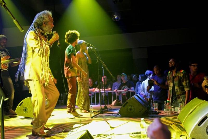 Jamajský večírek v Lucerna Music Baru: publikum rozhoupal Max Romeo 