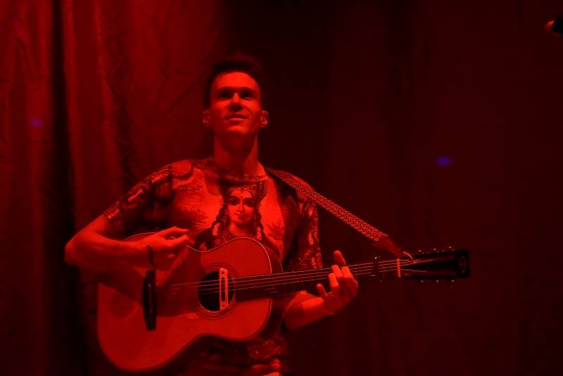 Ještě jednou Mika: Hravý pop naplnil Forum Karlín pozitivní energií