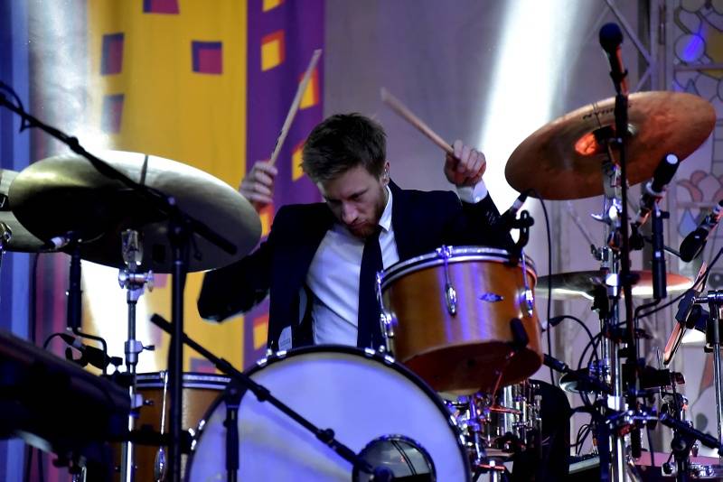 Ještě jednou Mika: Hravý pop naplnil Forum Karlín pozitivní energií