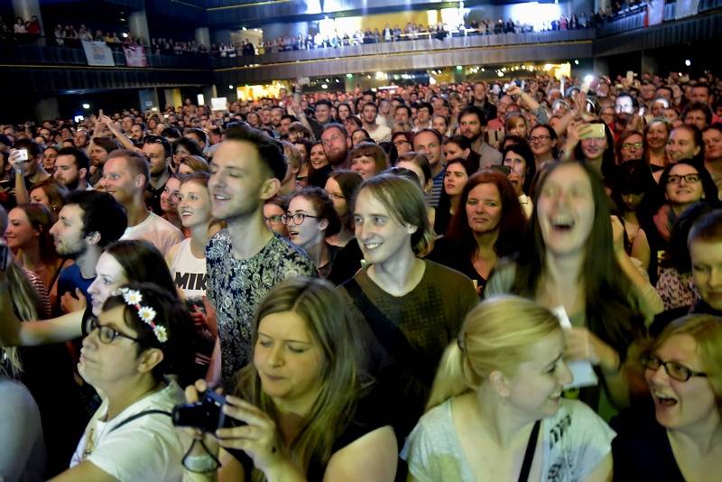 Ještě jednou Mika: Hravý pop naplnil Forum Karlín pozitivní energií