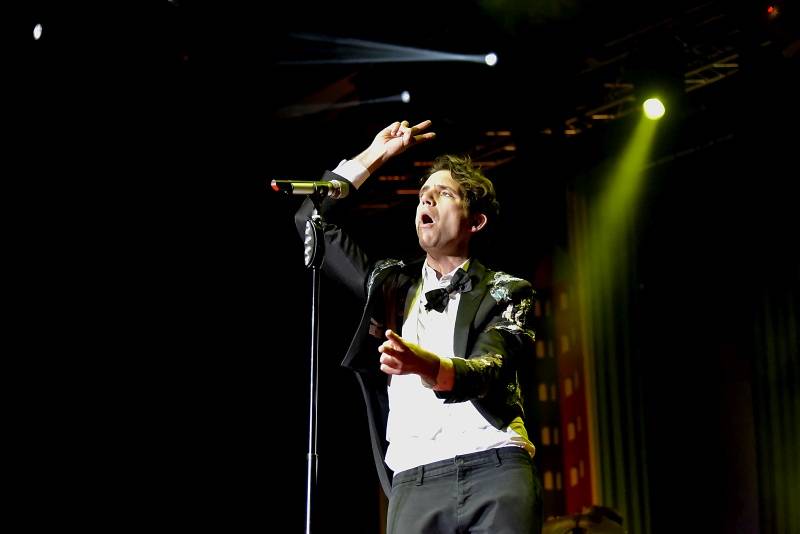 Ještě jednou Mika: Hravý pop naplnil Forum Karlín pozitivní energií