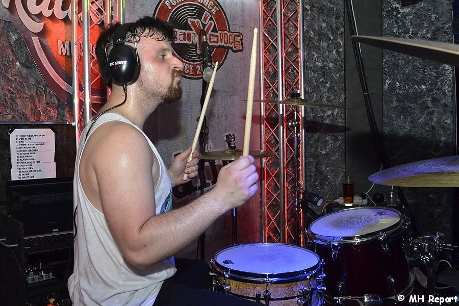 zakázanÝovoce v Kalikováku: Energie a hity rozpumpovaly diváky v Plzni