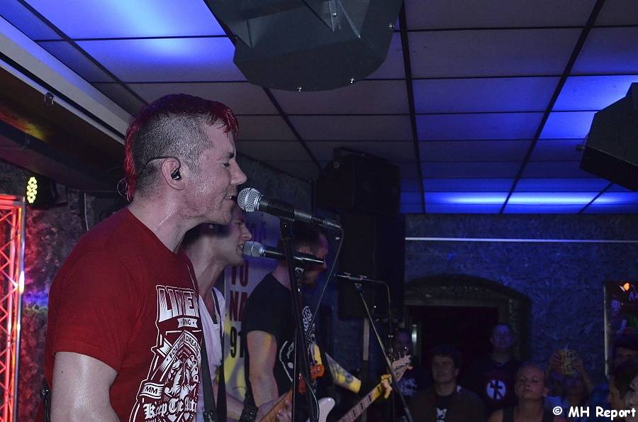 zakázanÝovoce v Kalikováku: Energie a hity rozpumpovaly diváky v Plzni