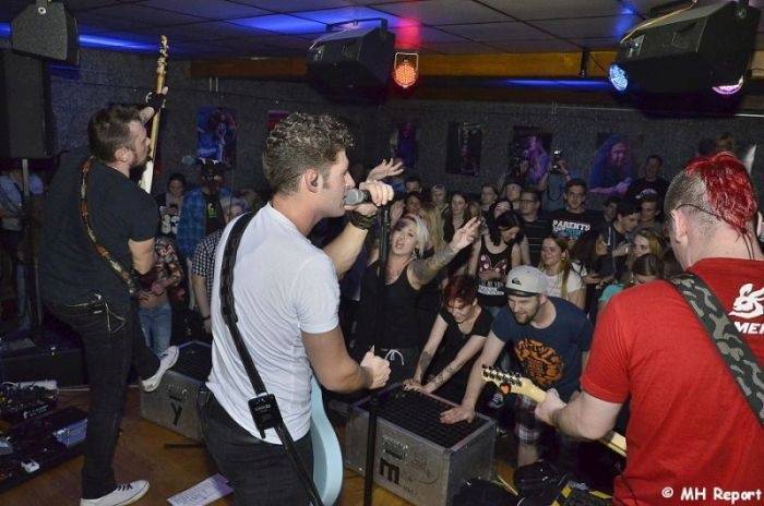 zakázanÝovoce v Kalikováku: Energie a hity rozpumpovaly diváky v Plzni