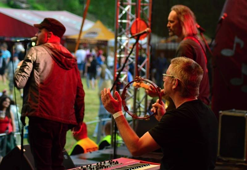 ONLINE: Okoř se šťávou (II.): Hvězdami večerního programu jsou Visací zámek, Sto zvířat, Slza nebo Rybičky 48