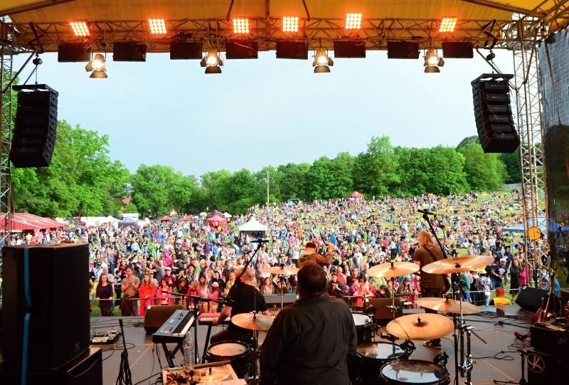 ONLINE: Okoř se šťávou (II.): Hvězdami večerního programu jsou Visací zámek, Sto zvířat, Slza nebo Rybičky 48