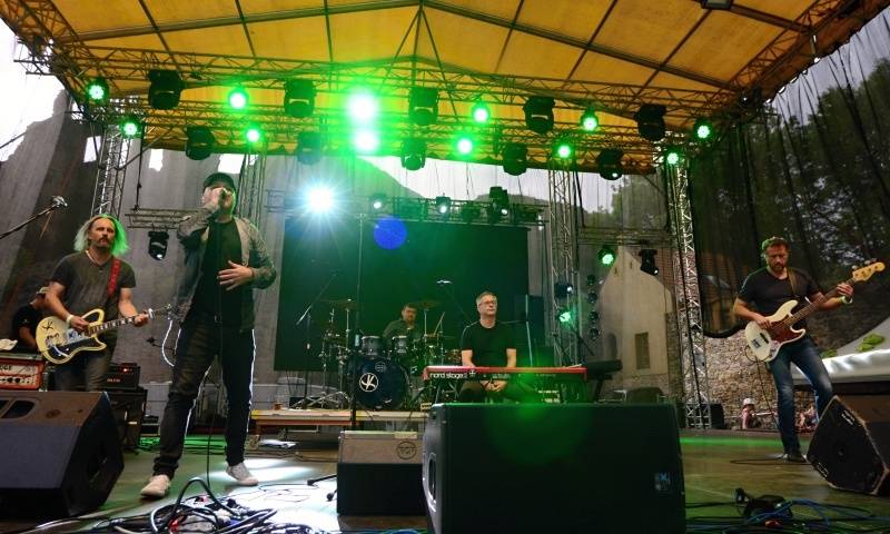 ONLINE: Okoř se šťávou (II.): Hvězdami večerního programu jsou Visací zámek, Sto zvířat, Slza nebo Rybičky 48