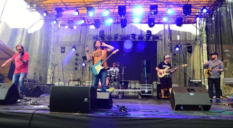 ONLINE: Okoř se šťávou (II.): Hvězdami večerního programu jsou Visací zámek, Sto zvířat, Slza nebo Rybičky 48