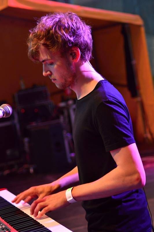 ONLINE: Okoř se šťávou (II.): Hvězdami večerního programu jsou Visací zámek, Sto zvířat, Slza nebo Rybičky 48