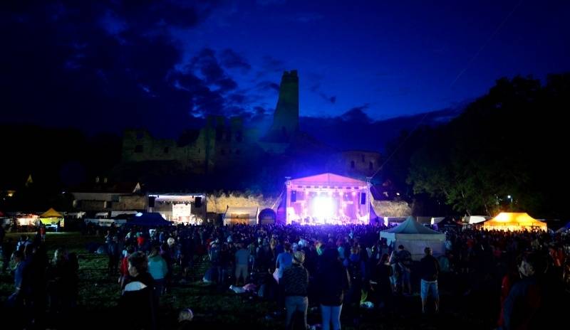 ONLINE: Okoř se šťávou (II.): Hvězdami večerního programu jsou Visací zámek, Sto zvířat, Slza nebo Rybičky 48