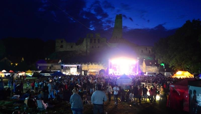 ONLINE: Okoř se šťávou (II.): Hvězdami večerního programu jsou Visací zámek, Sto zvířat, Slza nebo Rybičky 48